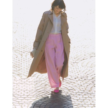 定番のベージュトレンチは、鮮やかピンクのカラーパンツでチャーミングに更新！気温19℃｜4/9(水)【50代の毎日コーデ】