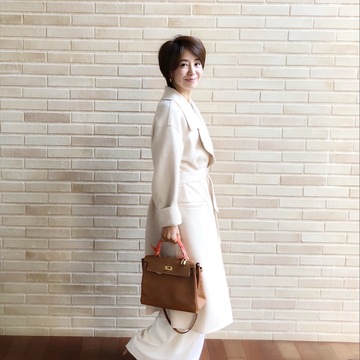 オフホワイトのコート