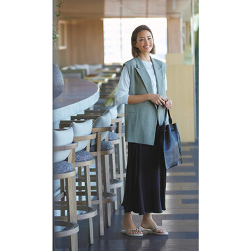 優美なスカートのドレープとキリリと直線的なジレで洗練されたラインをつくる。気温31℃｜7/30(日)【50代の毎日コーデ】