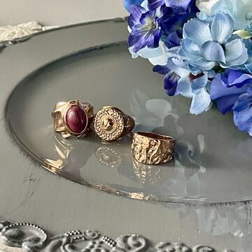 大きいアクセサリーで秋の装いを華やかに