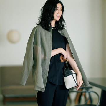 真夏のはおりものは、バンドカラーの透け感シャツでマニッシュに決める