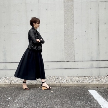 黒スカートと肌寒い春のアウター