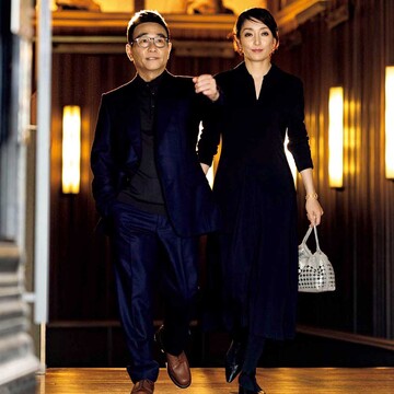 ダークカラーで夫婦のコーデに統一感を！【八嶋智人・宮下今日子夫妻のデートスタイル】