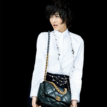 存在感を楽しめるアラフィーに似合う「シャネル」のチェーンバッグ【 富岡佳子の愛すべき名品バッグ】