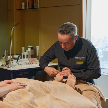 【50代 “清潔感のある脚”を目指す】プロの力を借りてラグジュアリーな空間できれいに！足医学専門家による話題のサロン