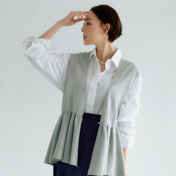 【フェミニン増しのショートジレ】華やかさもリラックス感も手に入るギャザー使い