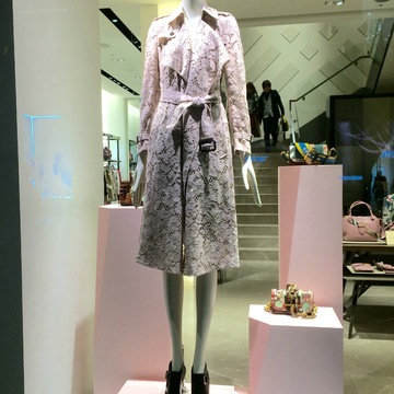 春らしいトレンチコート