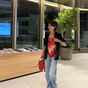 エルメスのスカーフで華やぐパーティーコーデ