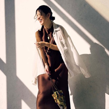 まろやかな「ミルクブラウン」のワンピースで春夏の装いを華やかに！【スタイリスト 大草直子の最新ブラウン術】