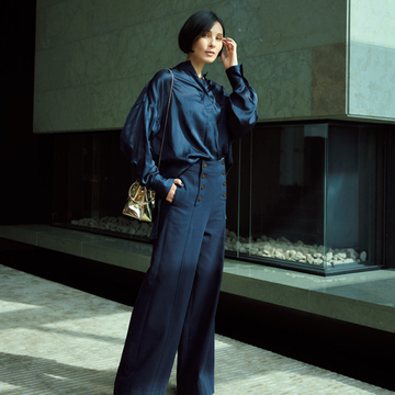 【印象派トップスとパンツでドレスアップ】つやめくブラウスでワントーンコーデをぐんとお洒落に！