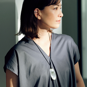 ソフィーブハイのレザーコードネックレスで装いに抜け感を【旬のネックレス】