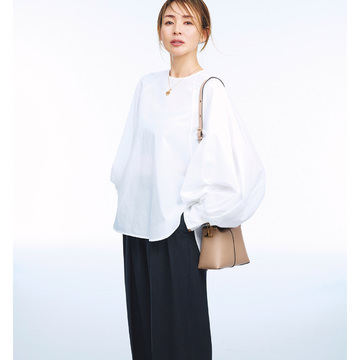 空気を含むボリューム袖ブラウスでおしゃれに装いながら夏の暑さ&冷房対策を！気温33℃｜8/21(月)【50代の毎日コーデ】