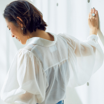 透け感のある進化系白シャツで女性らしさを【スタイリスト大草直子の「おしゃれ塾」】