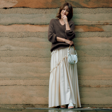 甘めベージュスカートもアーシーブラウンと合わせるだけでかっこよく！【洗練アースカラーコーデ】