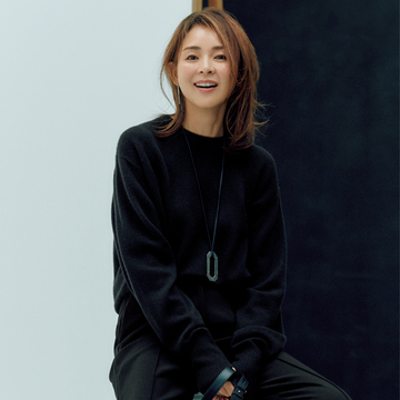 【50代ニット＋パンツコーデテク】オールブラック×白ブーツでモダンな抜け感が生まれる！