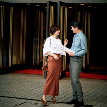 フリルブラウスで、大人のかわいげと華やぎを一枚でかなえて！　五選