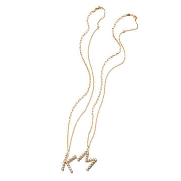 着こなしに華を添える「La Soeur」パールイニシャルペンダント