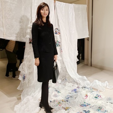 ネイビースーツでスペイン大使館へ。