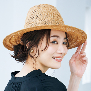 無造作ヘアを帽子×シニヨンでまとめて、ニュアンスを楽しんで