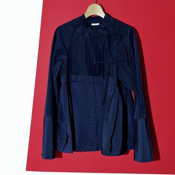 【ドレスアップ感を演出するトップス2選】ロエベのセーターとテルマのリボンシャツ