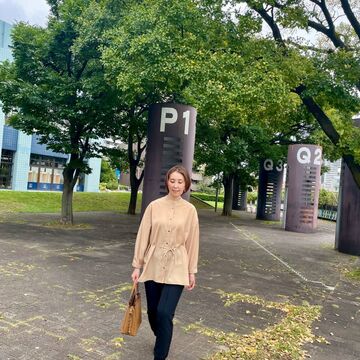 黒を脱いで、軽やかに。パーソナルカラーをゆるく取り入れる