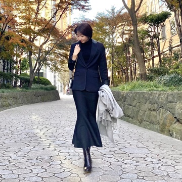 マーメイドスカートでALL BLACKコーデ