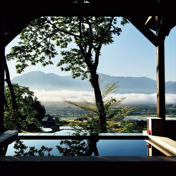 古民家をモダンに改築した一棟貸しの宿でゆったりくつろぐ『里山十帖 THE HOUSE IZUMI』