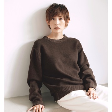 ブラウン×白のメリハリ配色で、在宅ワークの日のリラックスコーデも上品に。最高気温7℃｜2/9(金)【50代の毎日コーデ】