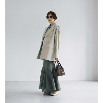 フェミニンなスカートコーデに流行のジレでマニッシュ感をひとさじ。気温20℃｜4/25(火)【50代の毎日コーデ】