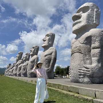 【北海道旅行】札幌の静かな名所「真駒内滝野霊園」に並ぶモアイ像
