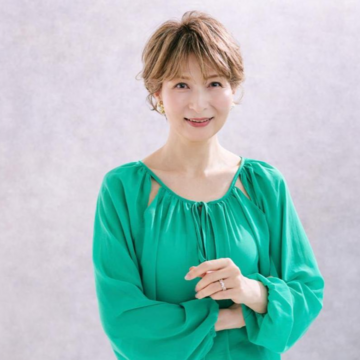 たっぷりハイライトで華やかさを演出したリッチなショートボブ。白髪対策にも！【40代・50代髪型】