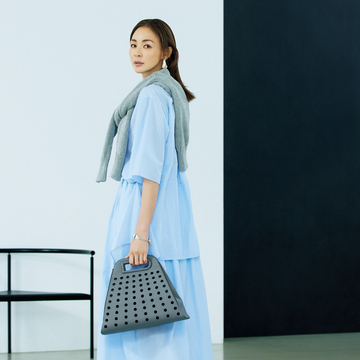 【福田亜矢子の品格グレーコーデ】さわやかなブルーのセットアップにグレーを散りばめてセンスよく