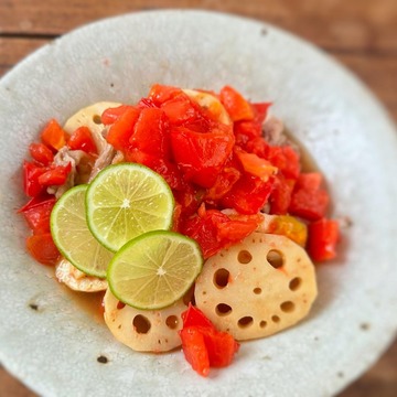 ボウル1つ＆レンチンでできる！風邪予防に効果的！「れんこん豚トマトレシピ」