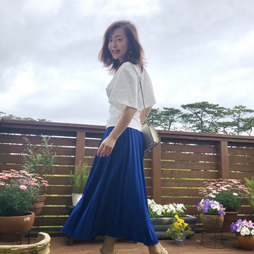 ドラマチックな『白ブラウス』とロイヤルブルーのスカート