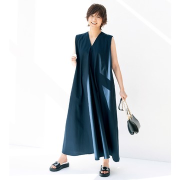 富岡佳子さんが着こなす、洗練された日常名品「ATON」フレアドレス、「Sergio Rossi」ビジューバックルサンダル