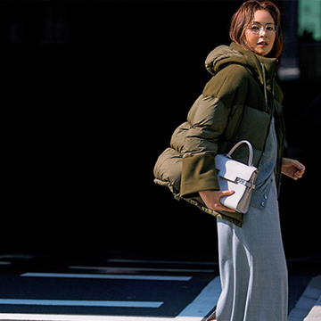 すっきり見えかなう「ホワイト系のワンハンドルバッグ」でダウンコートコーデを軽やかに！