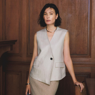 リュクスさを高めるベージュのグラデーション配色で素肌にベストの着こなしも上品に。気温34℃｜7/22(火)【50代の毎日コーデ】