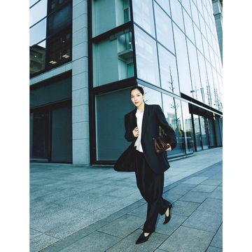 マスキュリンな黒のセットアップにフェミニンな白ブラウスを合わせて、頼りがいも優しさもあるビジネススタイルに！最低気温16℃｜4/25(金)【50代の毎日コーデ】