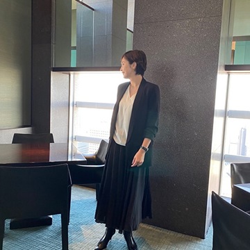 華やかロングスカートでホテルランチコーデ