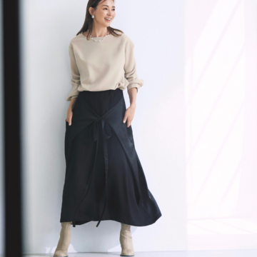 エレガントな黒のフレアスカートはベージュブラウスを合わせて軽やかに着こなす。最高気温20℃｜10/29(水)【50代の毎日コーデ】