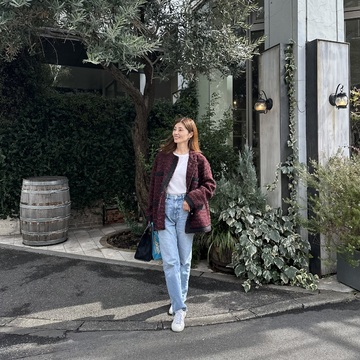 ツイードジャケットをデニム合わせでカジュアルに