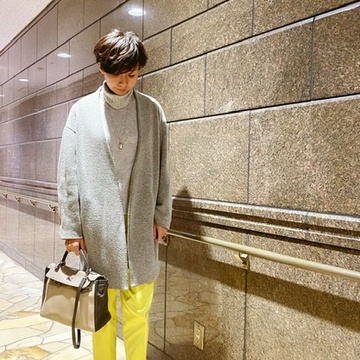 大好きなグレーを着て話題の映画を鑑賞に