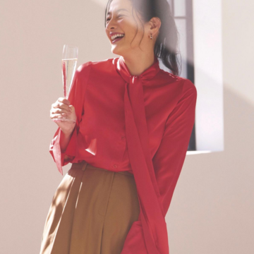 鮮やかな赤のサテンシャツは、上品なキャメルを添えてノーブルに着こなす。気温11℃｜1/1(木)【50代の毎日コーデ】