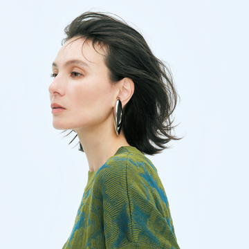 【50代が選びたいリュクスな夏小物】ドリス ヴァン ノッテンのアートピースのようなピアスで横顔まで美しく