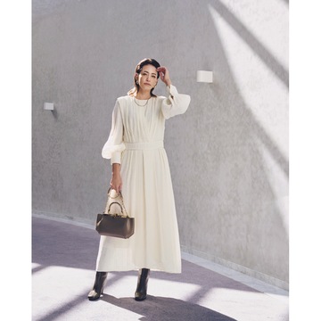 イノセントな白ドレスには、ロングブーツでトレンド感を盛り立てて。気温12℃｜12/24(日)【50代の毎日コーデ】