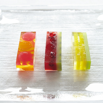 目にも涼しげな錦玉羹　両口屋是清の 「ささらがた」 