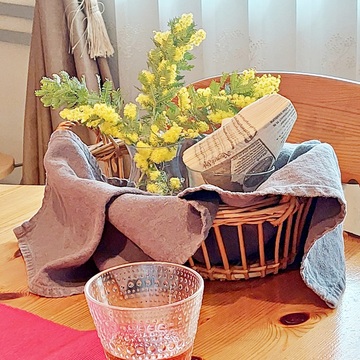 今年のミモザはテーブルコーディネートで