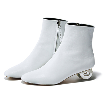 コートは“ホワイトシューズ”合わせで旬度の高い足元を演出！<靴でちょっとだけ攻める冬スタイル>