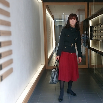 MONCLERのジャケットでRICH & フェミニンコーデ