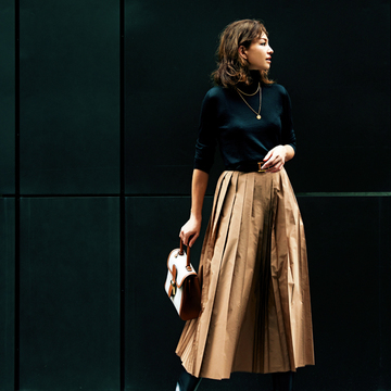 【大人の辛口ベージュコーデ】こっくりキャメル色のスカートは、黒タートル&ブーツでアップデート！